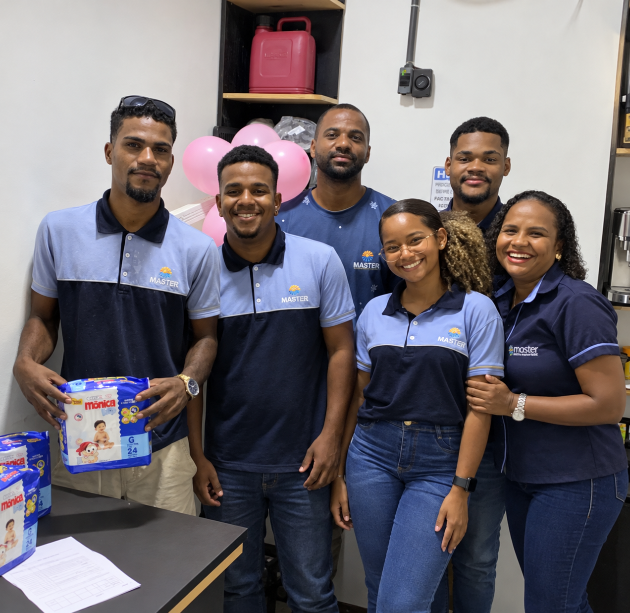 Foto da equipe Master com remoção dos elementos natalinos e ajuste de iluminação assistidos por IA.